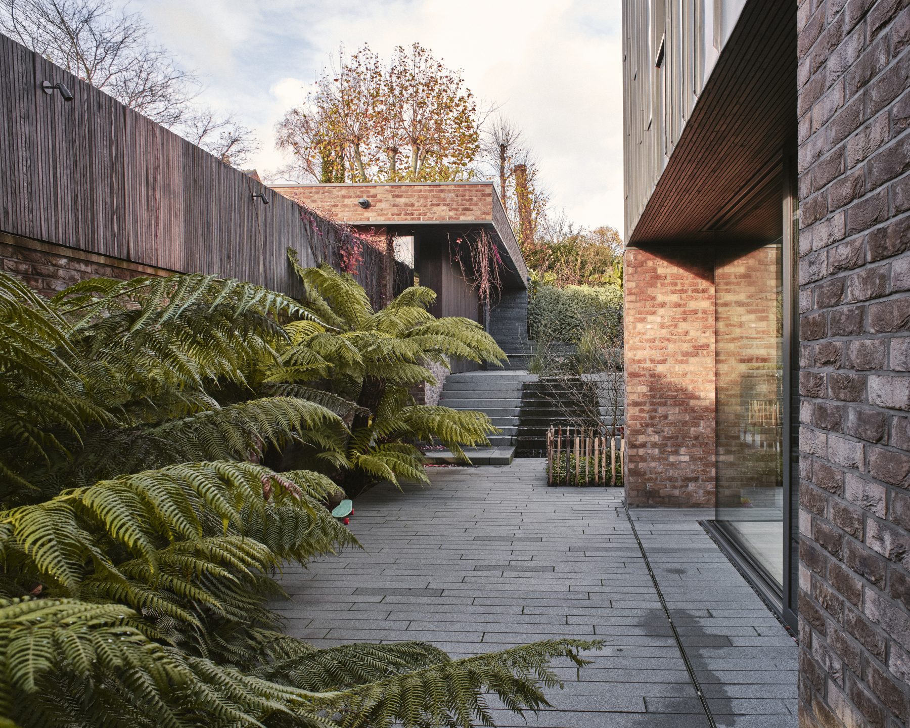immense maison contemporaine avec jardin japonais