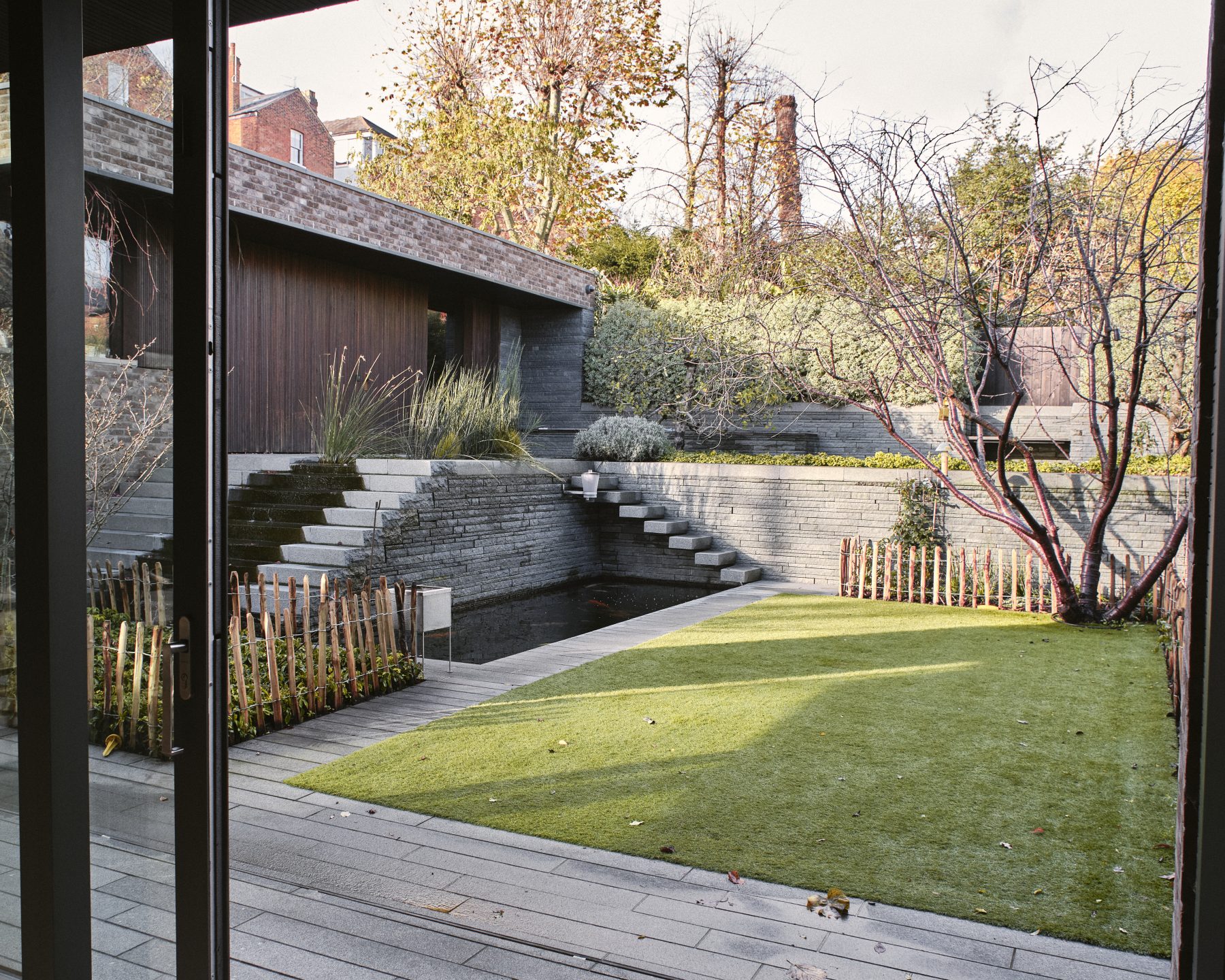 immense maison contemporaine avec jardin minéral