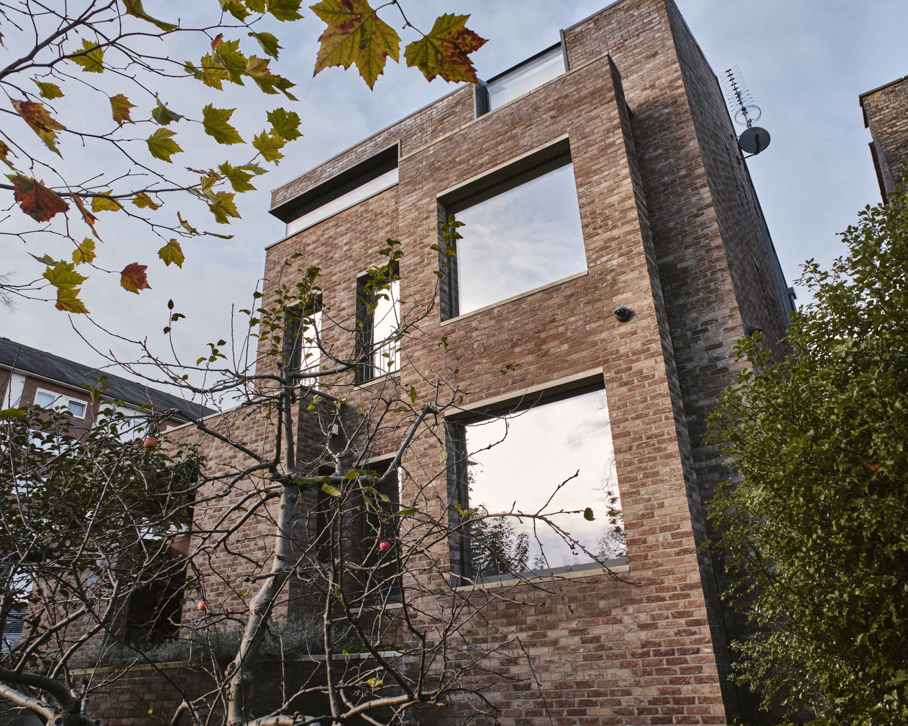 immense maison contemporaine avec jardin minéral