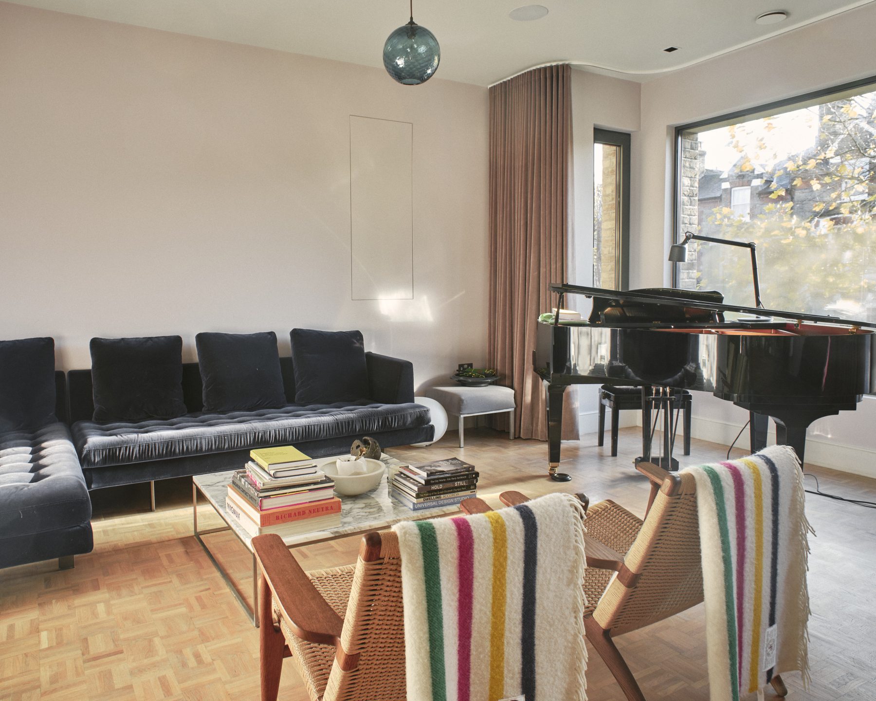 salon avec piano décoration minimaliste