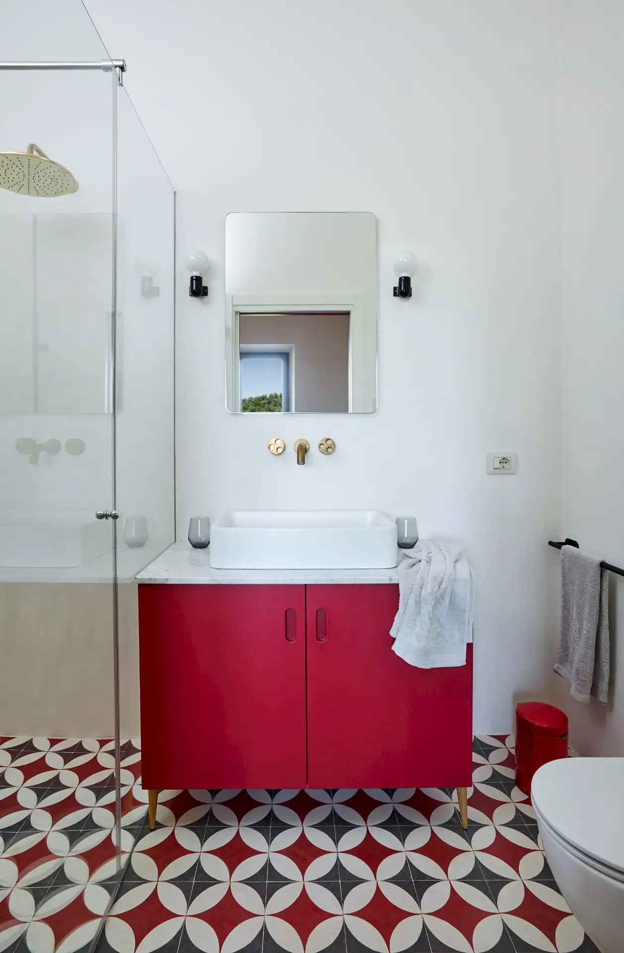 salle de bain rouge