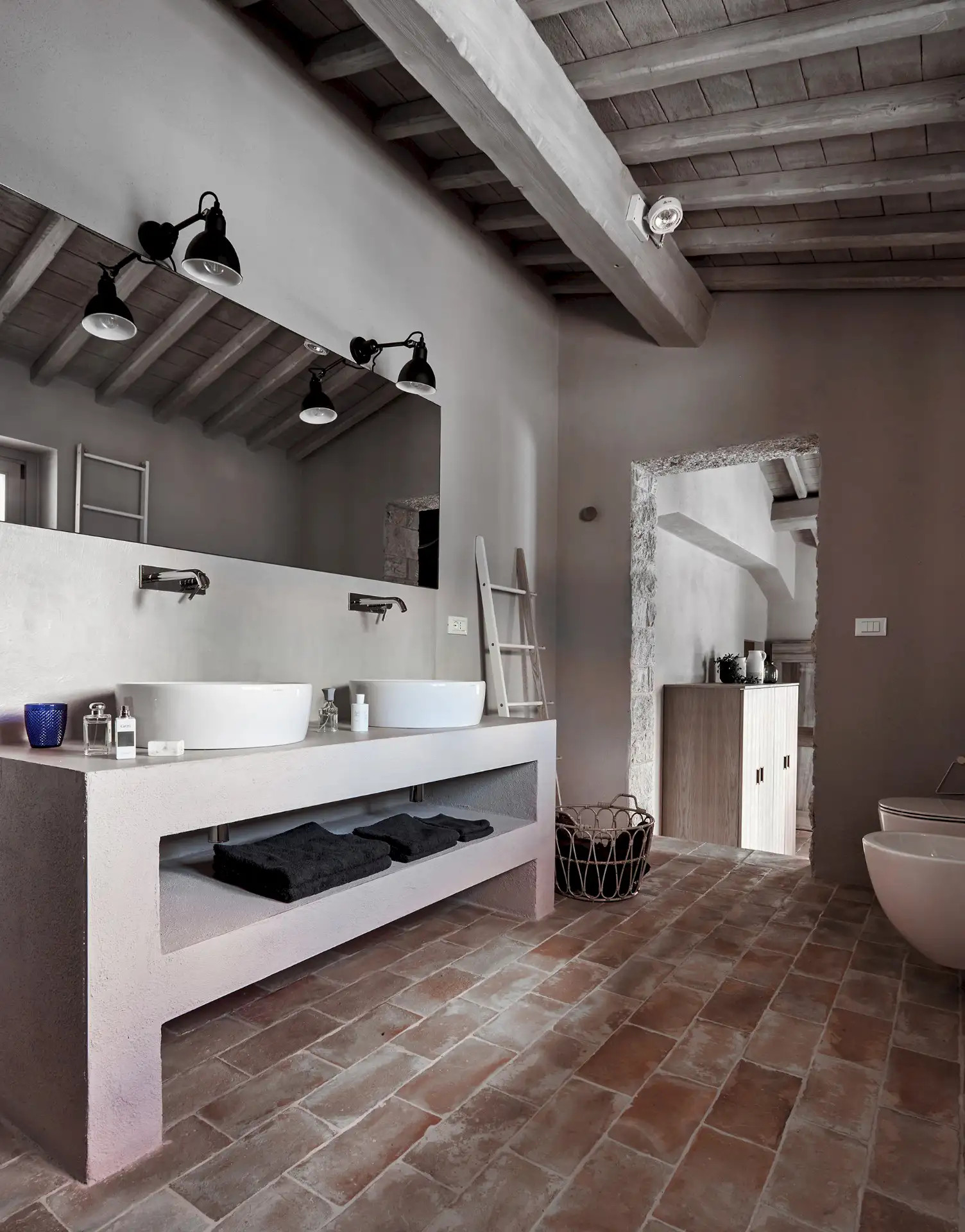 salle de bain grise avec poutres grises salle de bain grise avec poutres grises