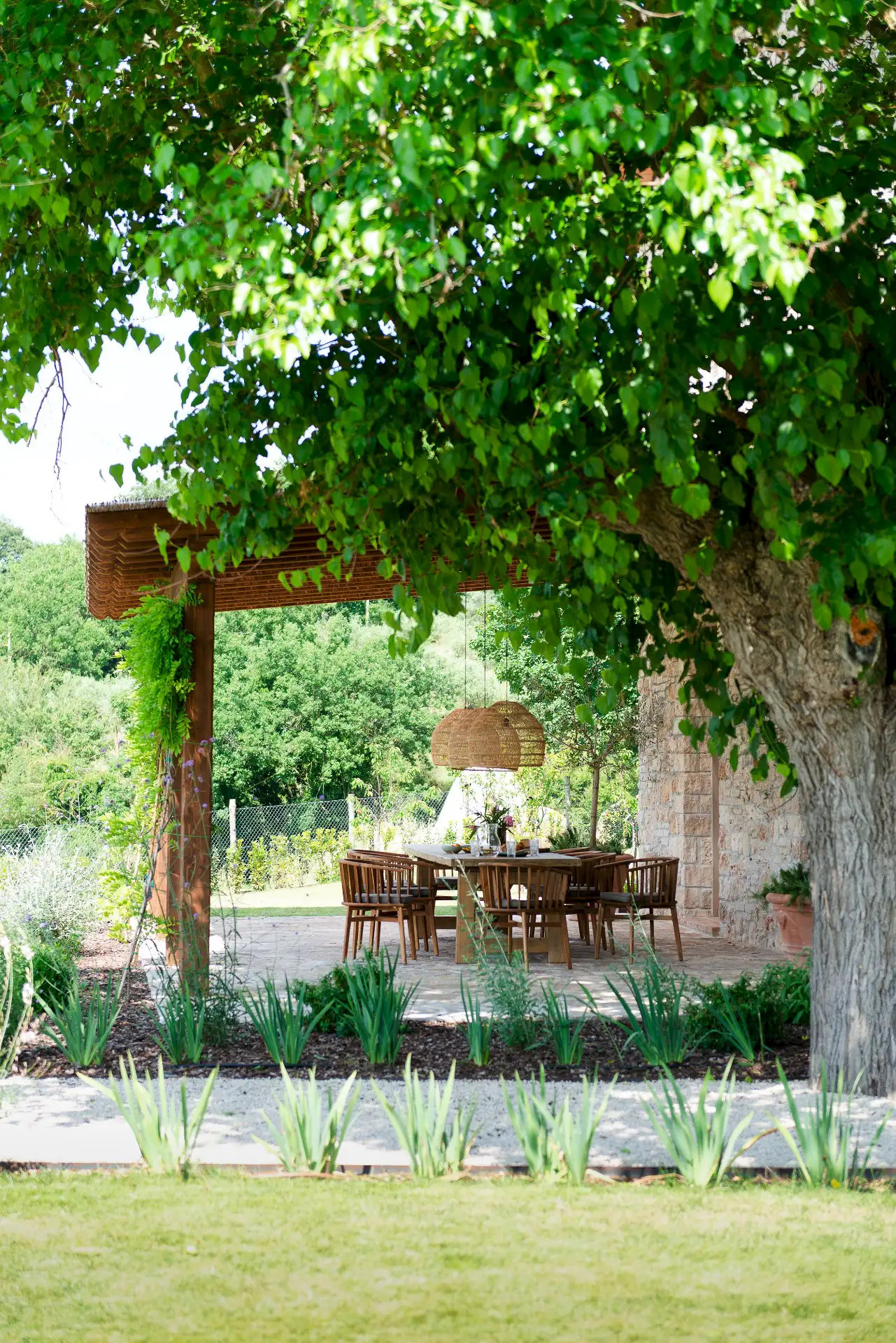 terrasse avec pergola bois maison en pierres en Ombrie La Selva terrasse avec pergola bois maison en pierres en Ombrie La Selva
