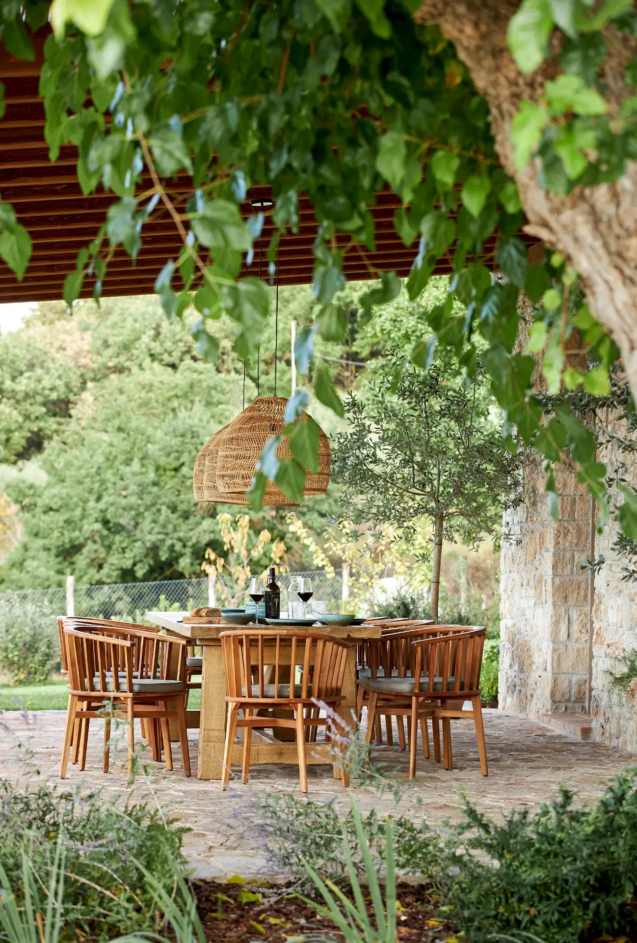 terrasse avec pergola bois maison en pierres en Ombrie La Selva terrasse avec pergola bois maison en pierres en Ombrie La Selva