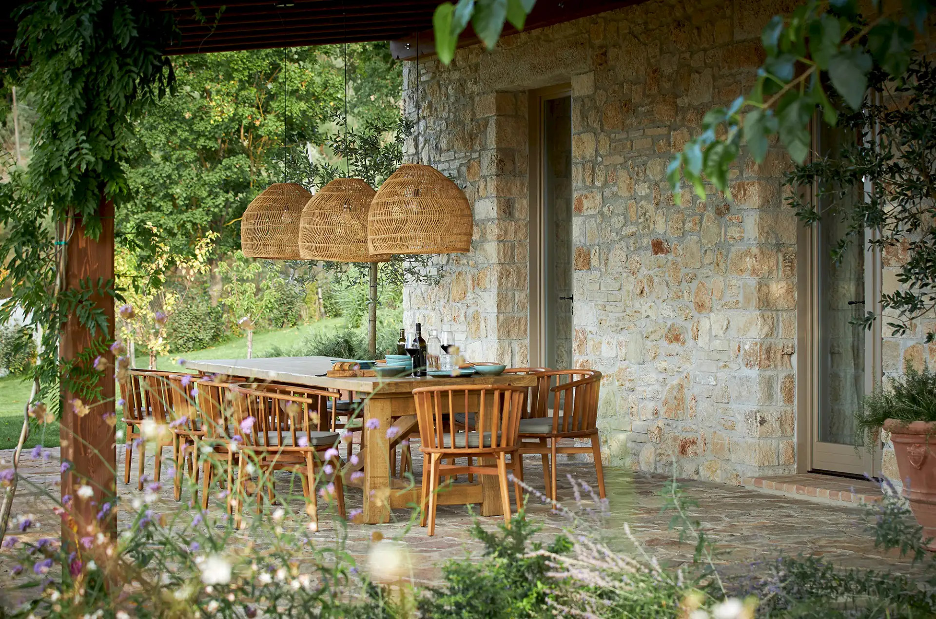 terrasse avec pergola bois maison en pierres en Ombrie La Selva terrasse avec pergola bois maison en pierres en Ombrie La Selva