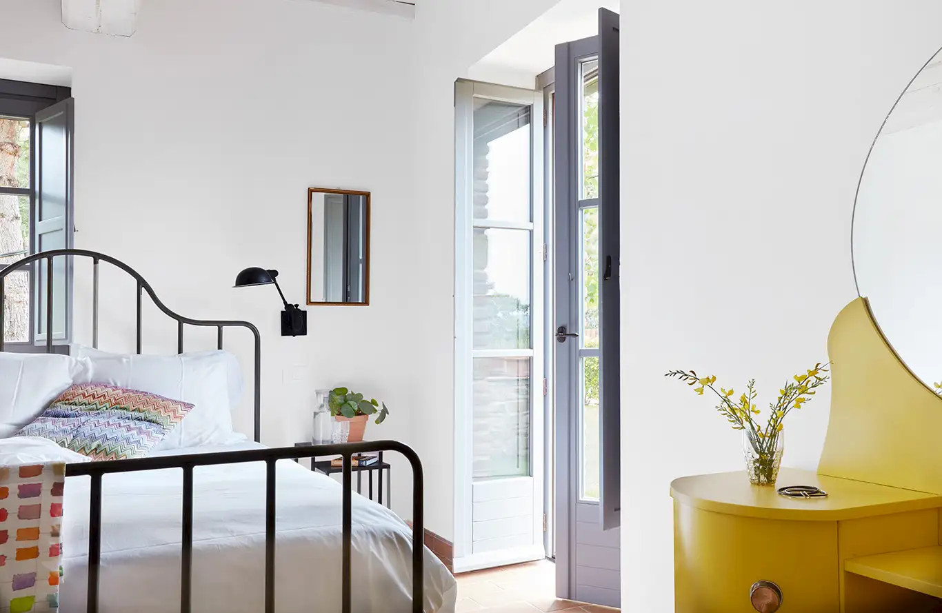 chambre avec lit métal