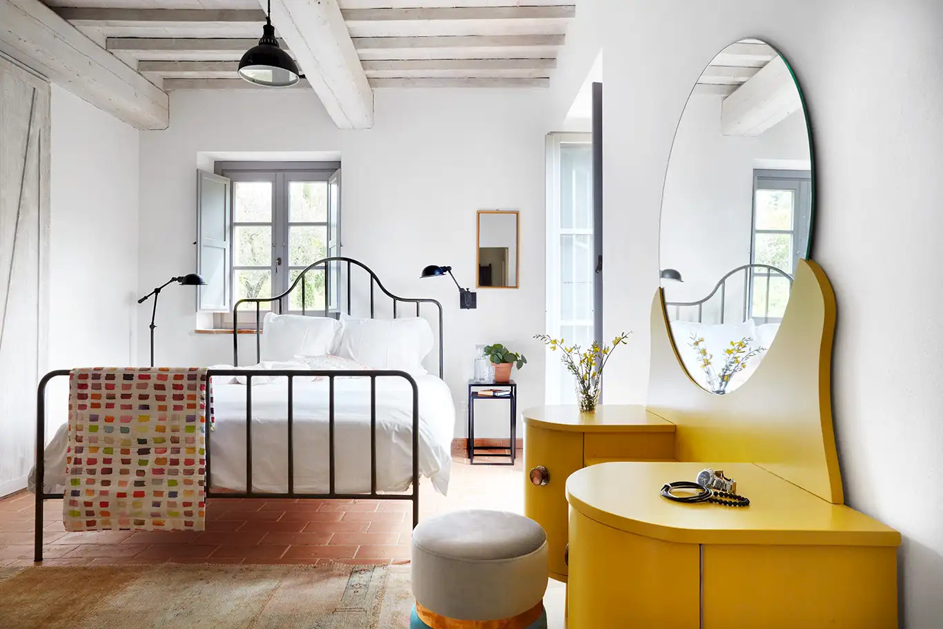 chambre rustique avec poutres blanches