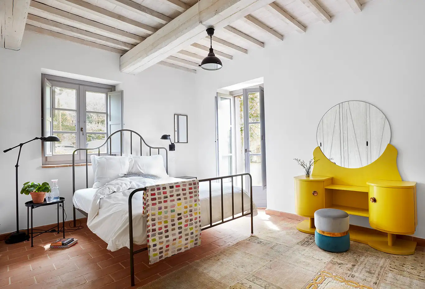 chambre rustique avec poutres blanches