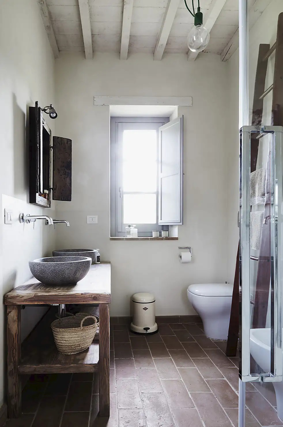 salle de bain avec poutres blanches