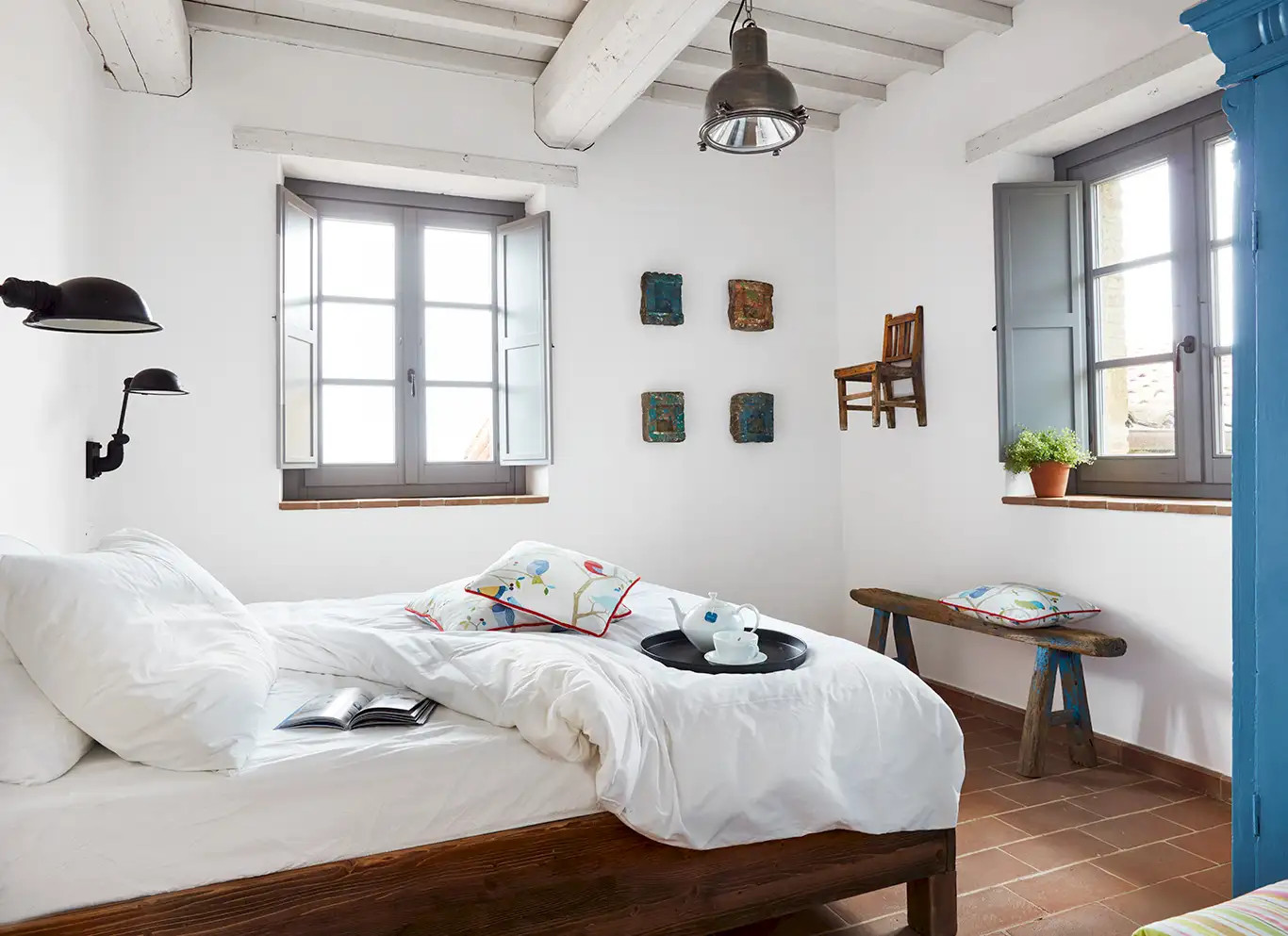 chambre avec poutres blanches maison Italie
