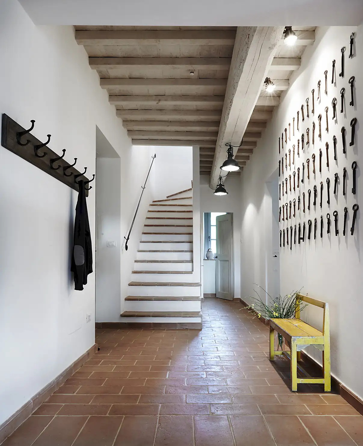 entrée rustique sol terre cuite maison Italie