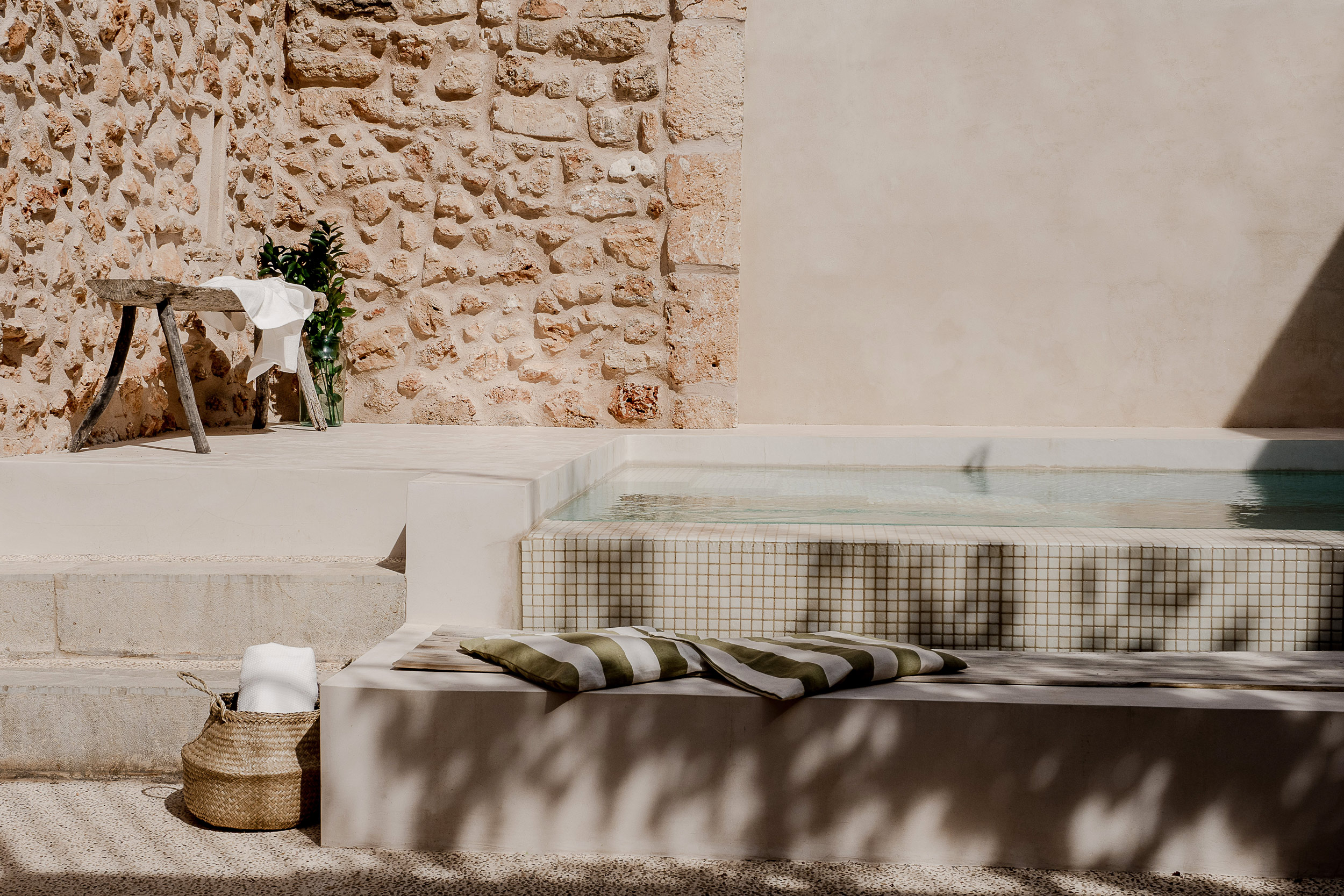 terrasse avec mini piscine maçonnée maison pierre rénovée terrasse avec mini piscine maçonnée maison pierre rénovée