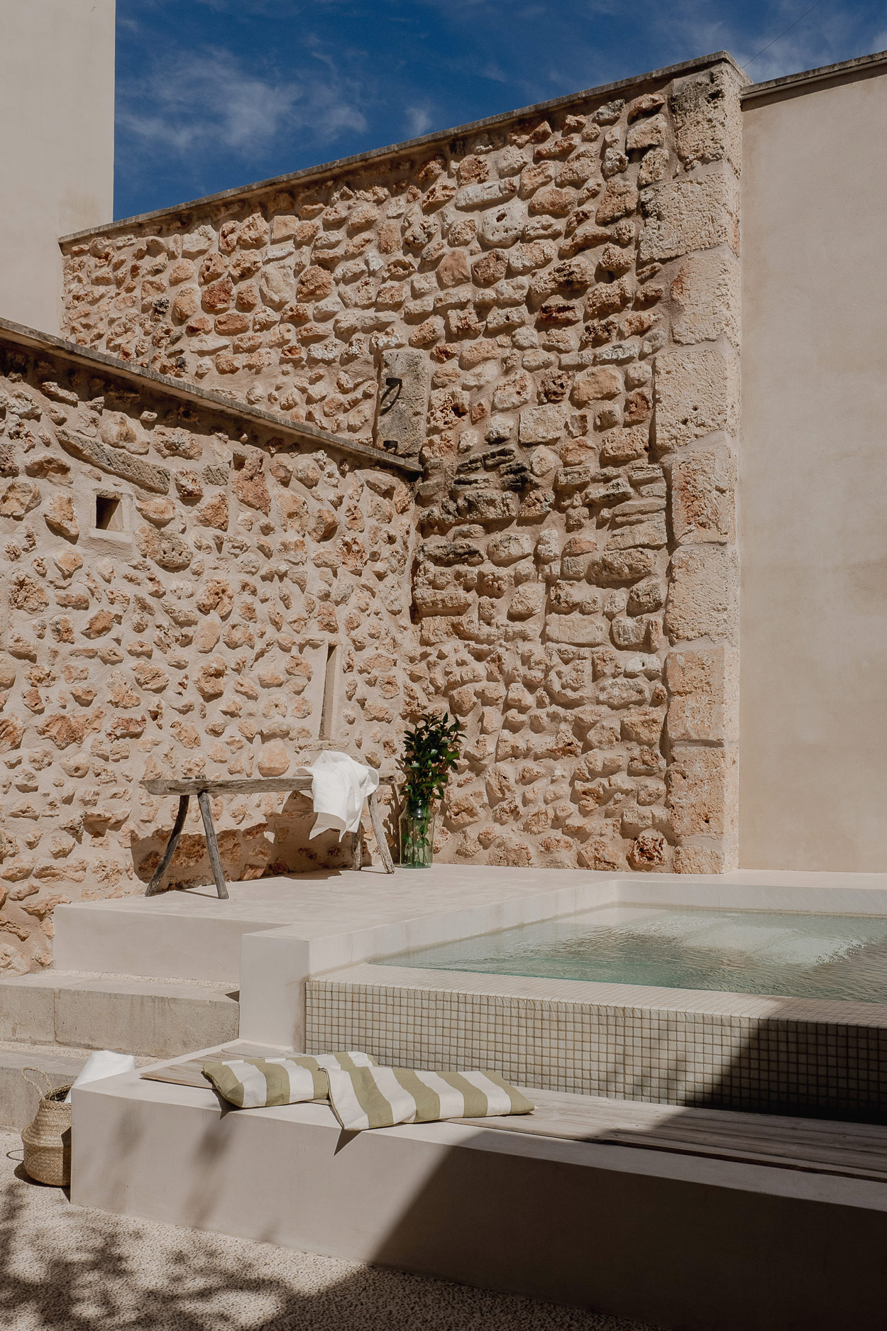terrasse avec mini piscine maçonnée maison pierre rénovée terrasse avec mini piscine maçonnée maison pierre rénovée
