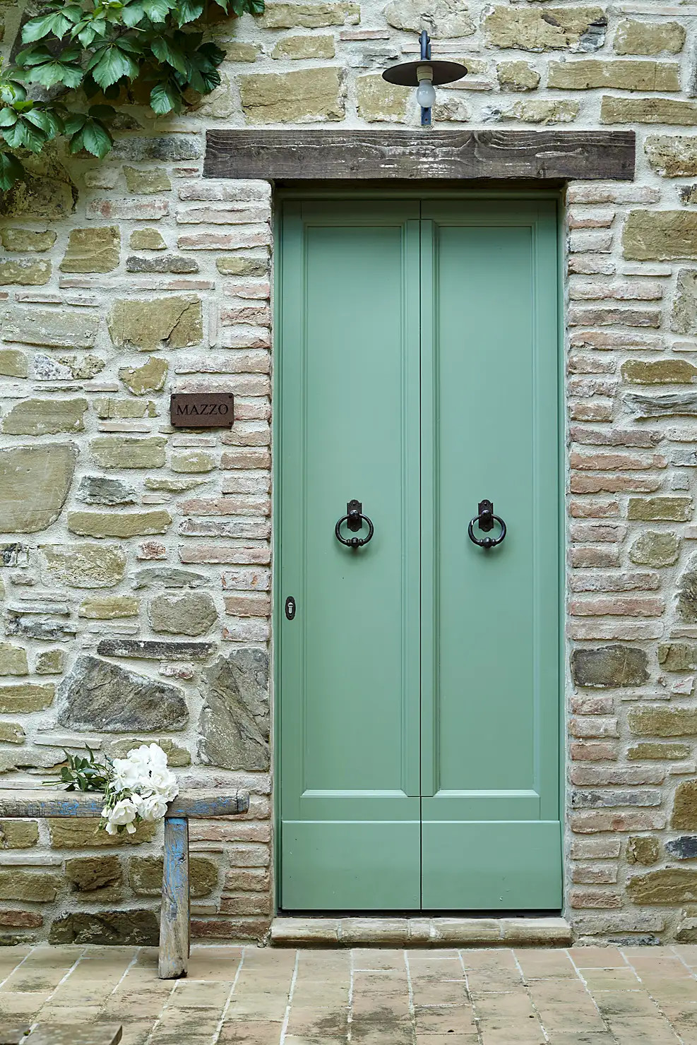 maison en pierres Italie avec porte verte