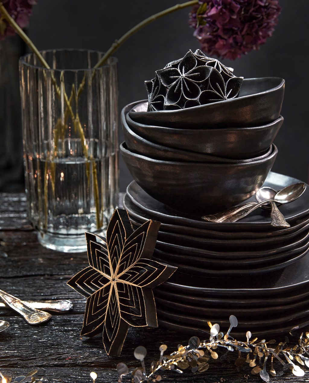 table avec vaisselle noire table avec vaisselle noire