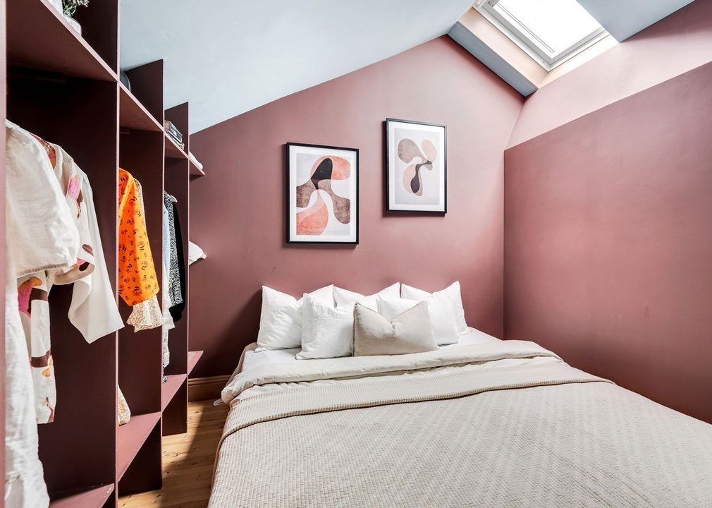 chambre mansardée rose
