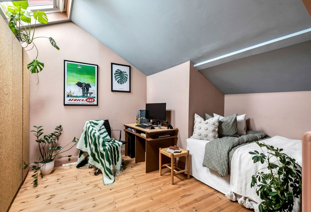 chambre mansardée rose