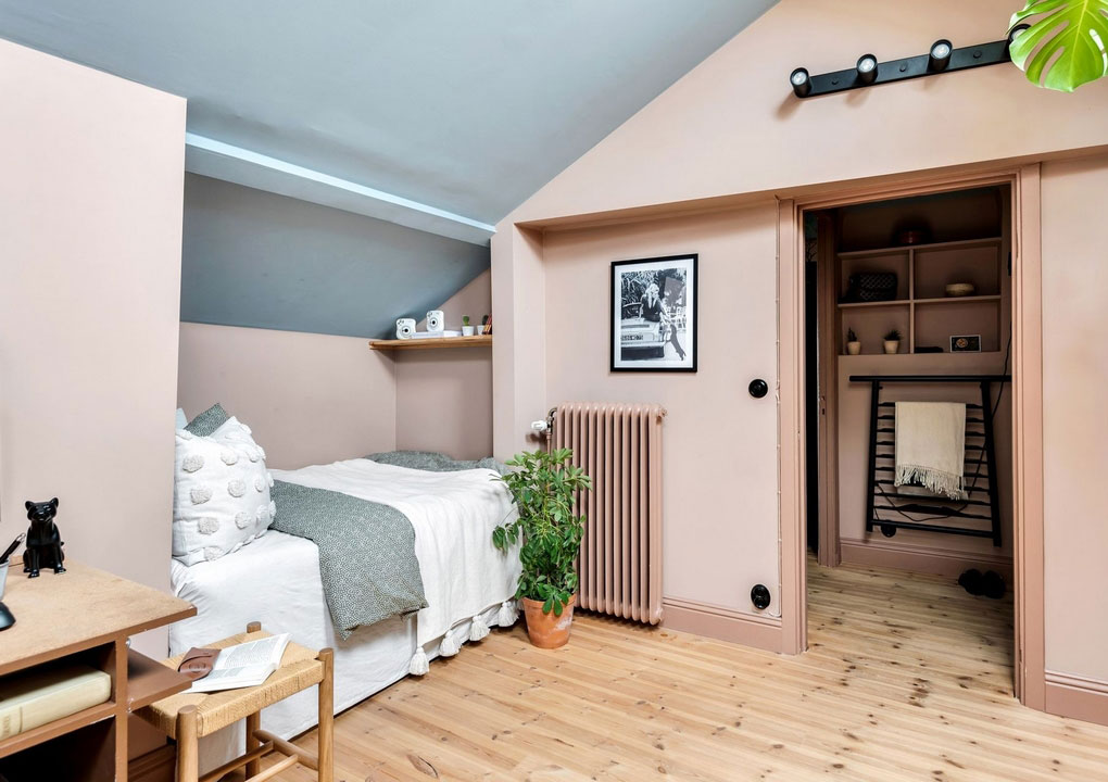 chambre mansardée plafond gris
