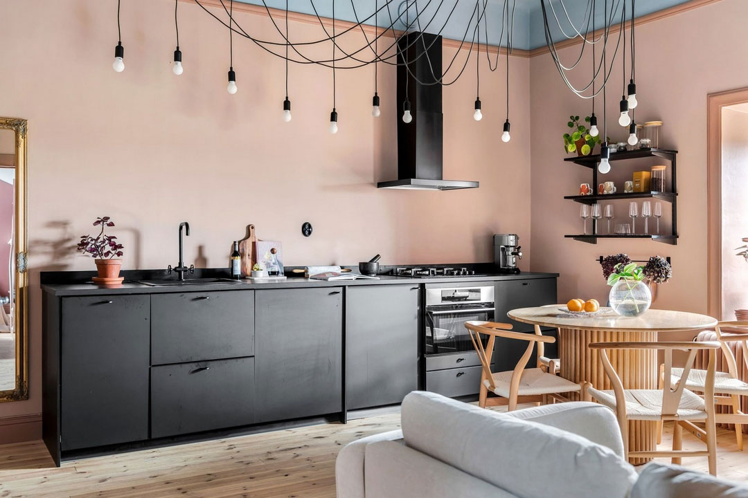 salon avec cuisine ouverte décoration scandinave pastel