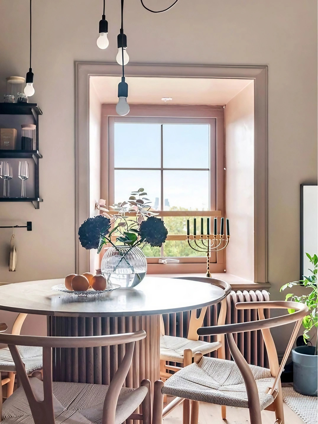 salle à manger avec table ronde et chaises wishbone