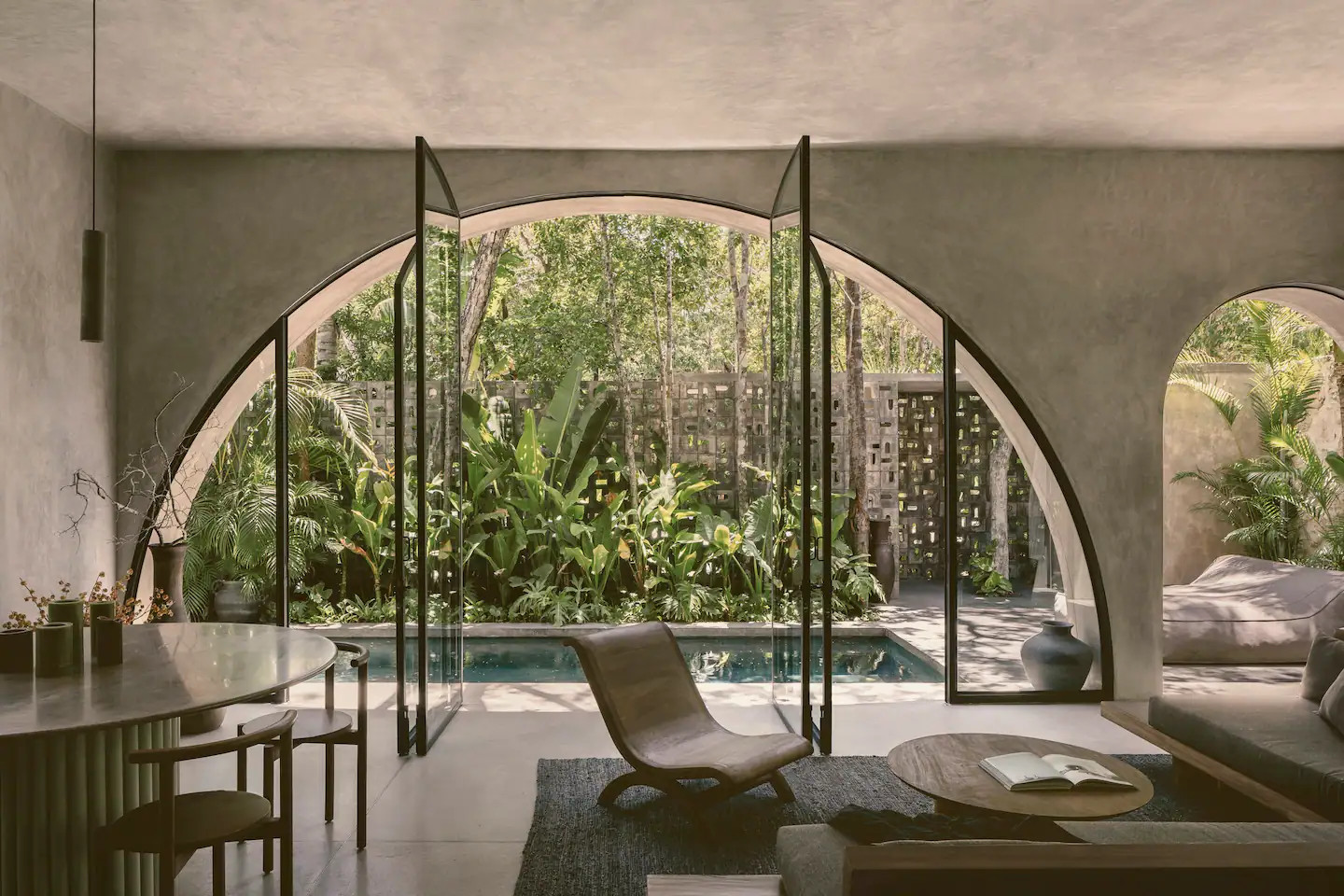 salon avec fenêtres en arche maison de vacances à Tulum salon avec fenêtres en arche maison de vacances à Tulum