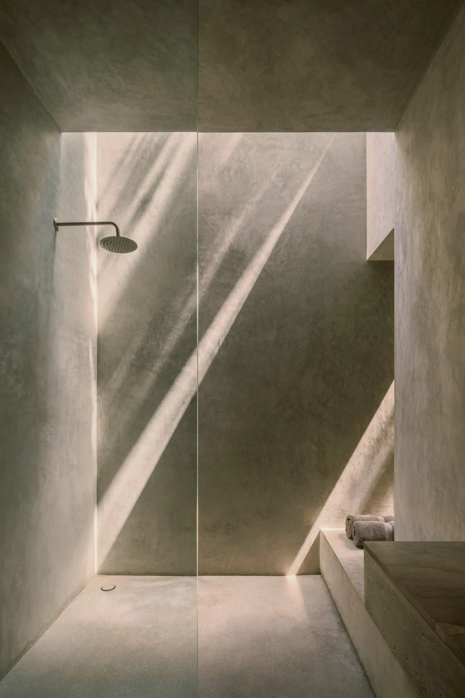 douche à l douche à l'italienne sol béton enduit