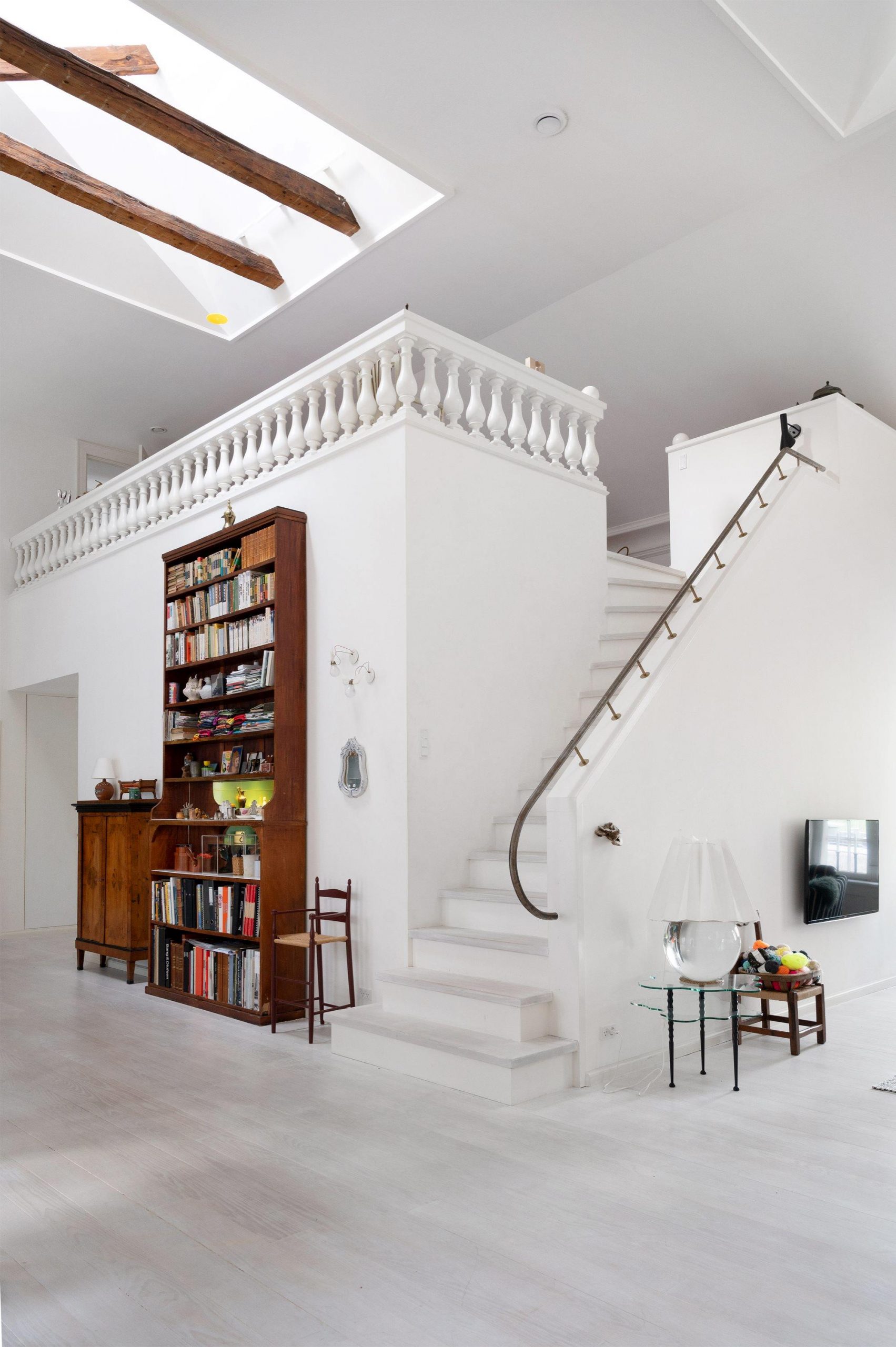 salon avec escalier maison loft