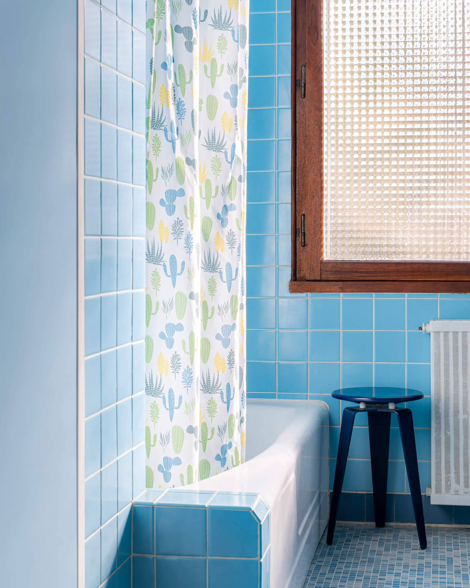 salle de bain carrelage bleu vintage