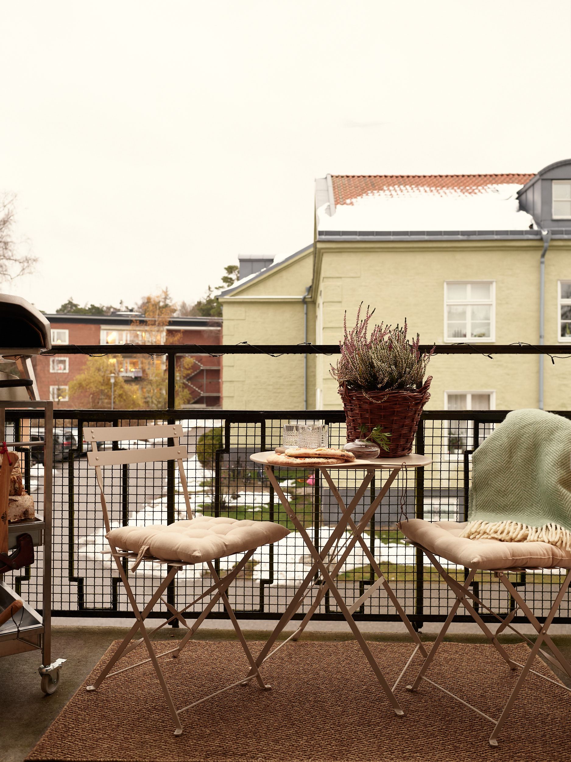balcon avec table et chaises balcon avec table et chaises