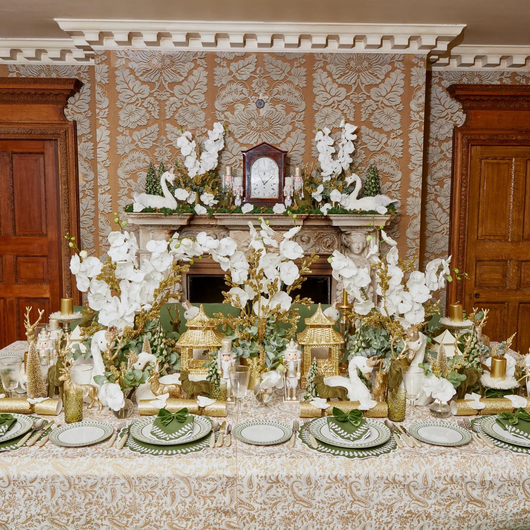 table Noël décoration verte et dorée