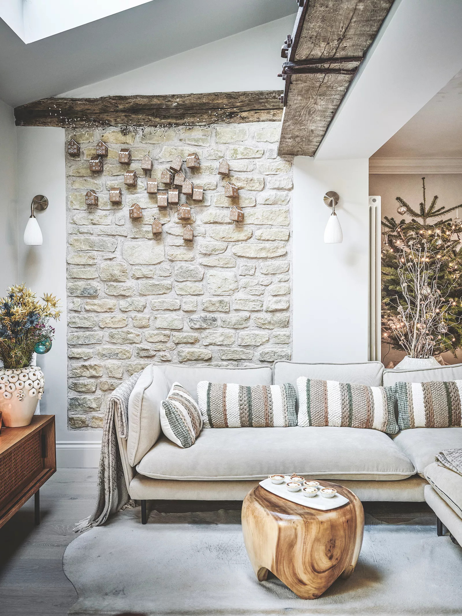 salon avec mur en pierres et poutres
