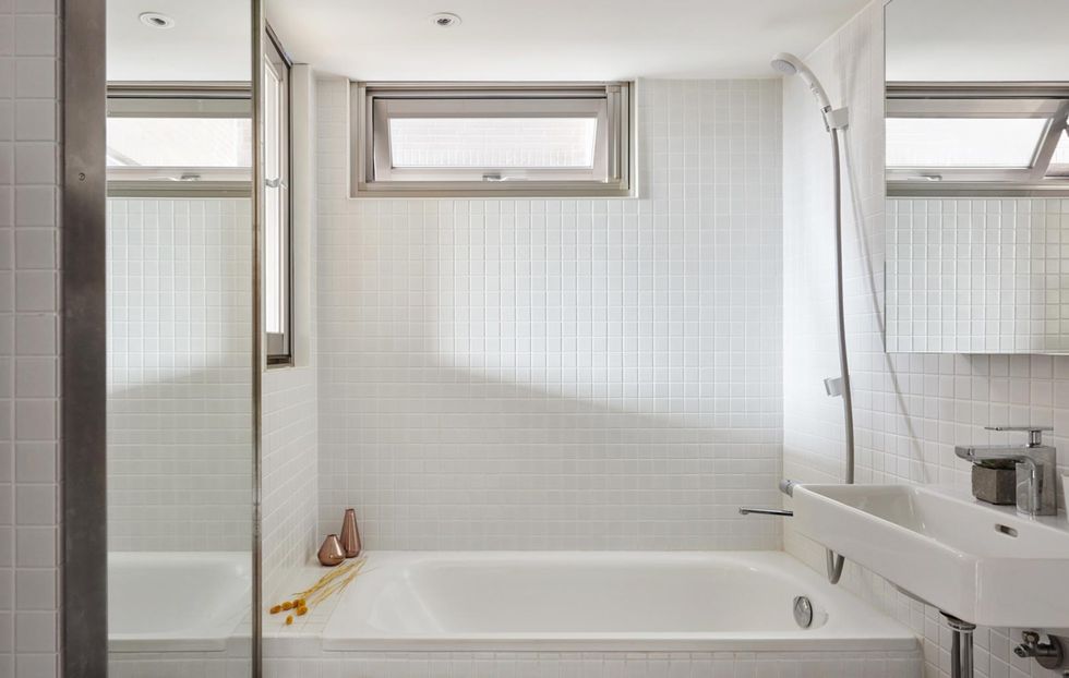 salle de bain design blanche