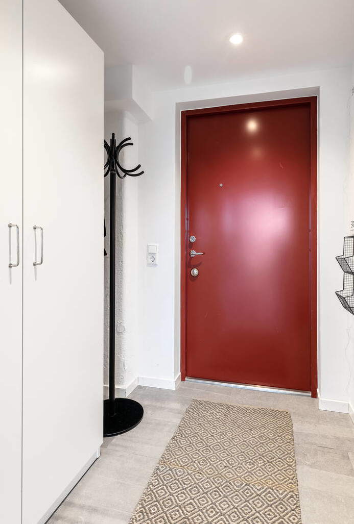 entrée avec porte rouge sang de boeuf