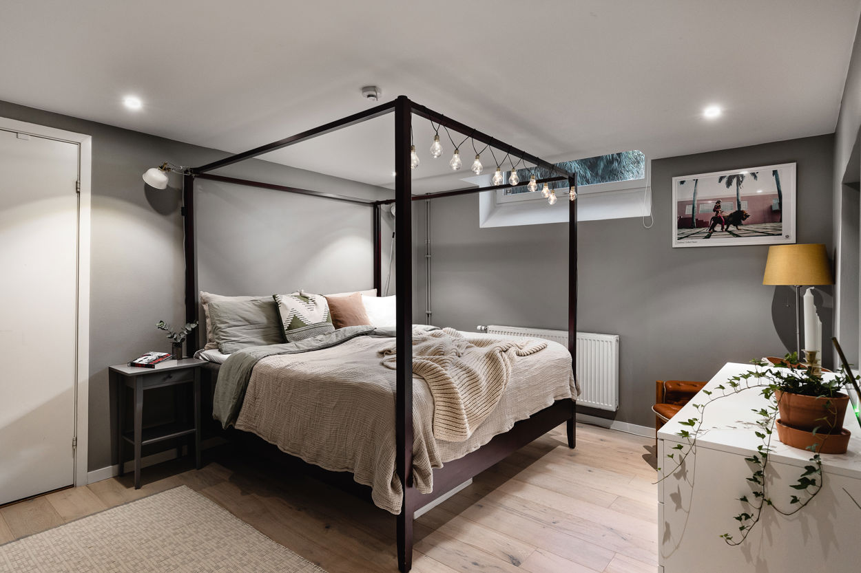 chambre avec lit à baldaquin décoration scandinave