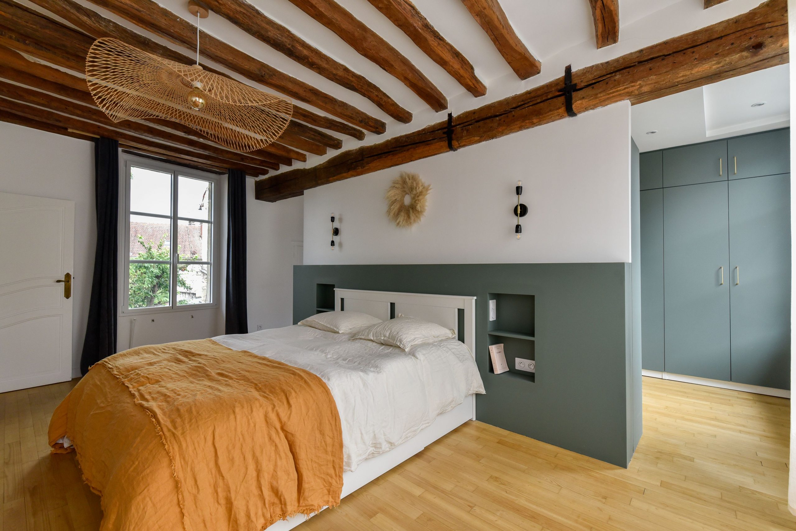 chambre avec poutres maison rénovée
