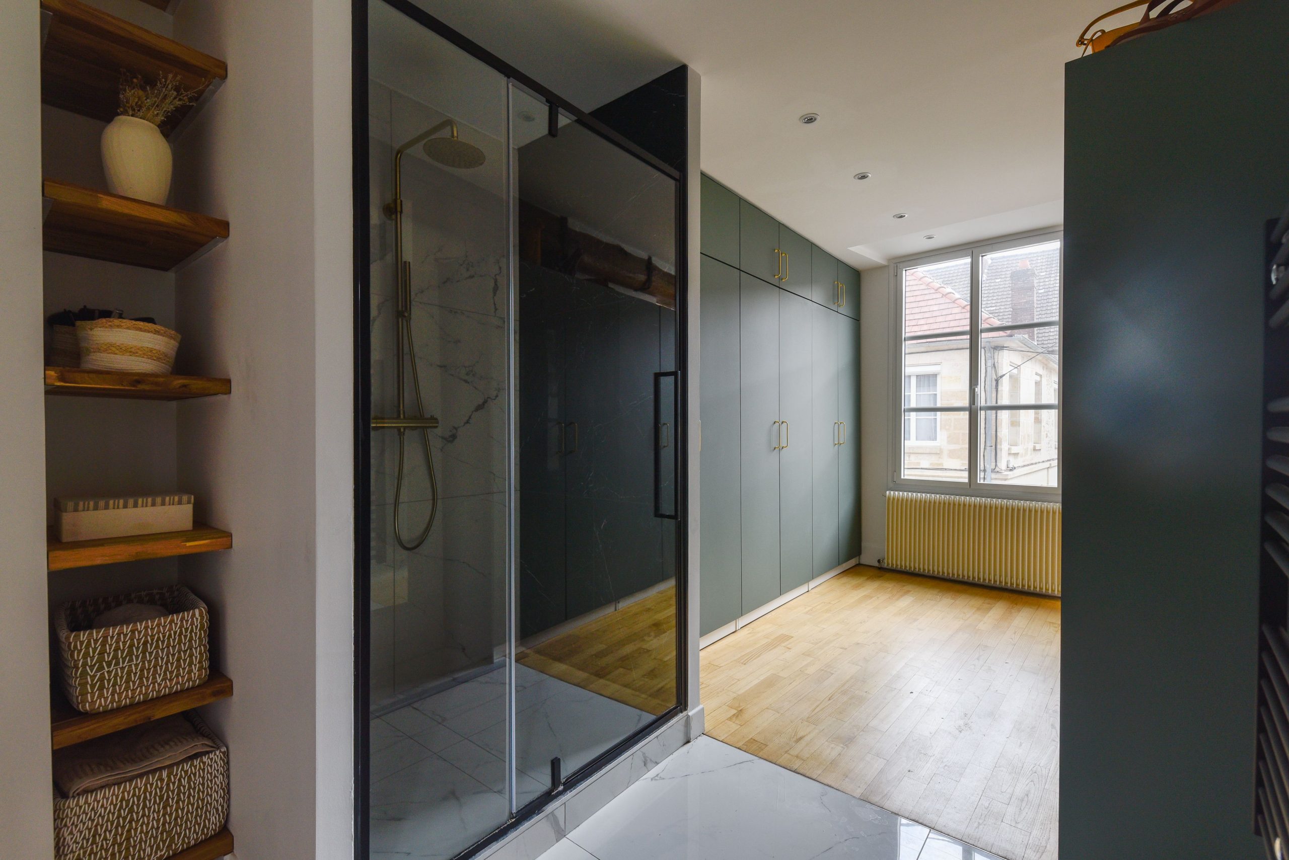 salle de bain avec dressing