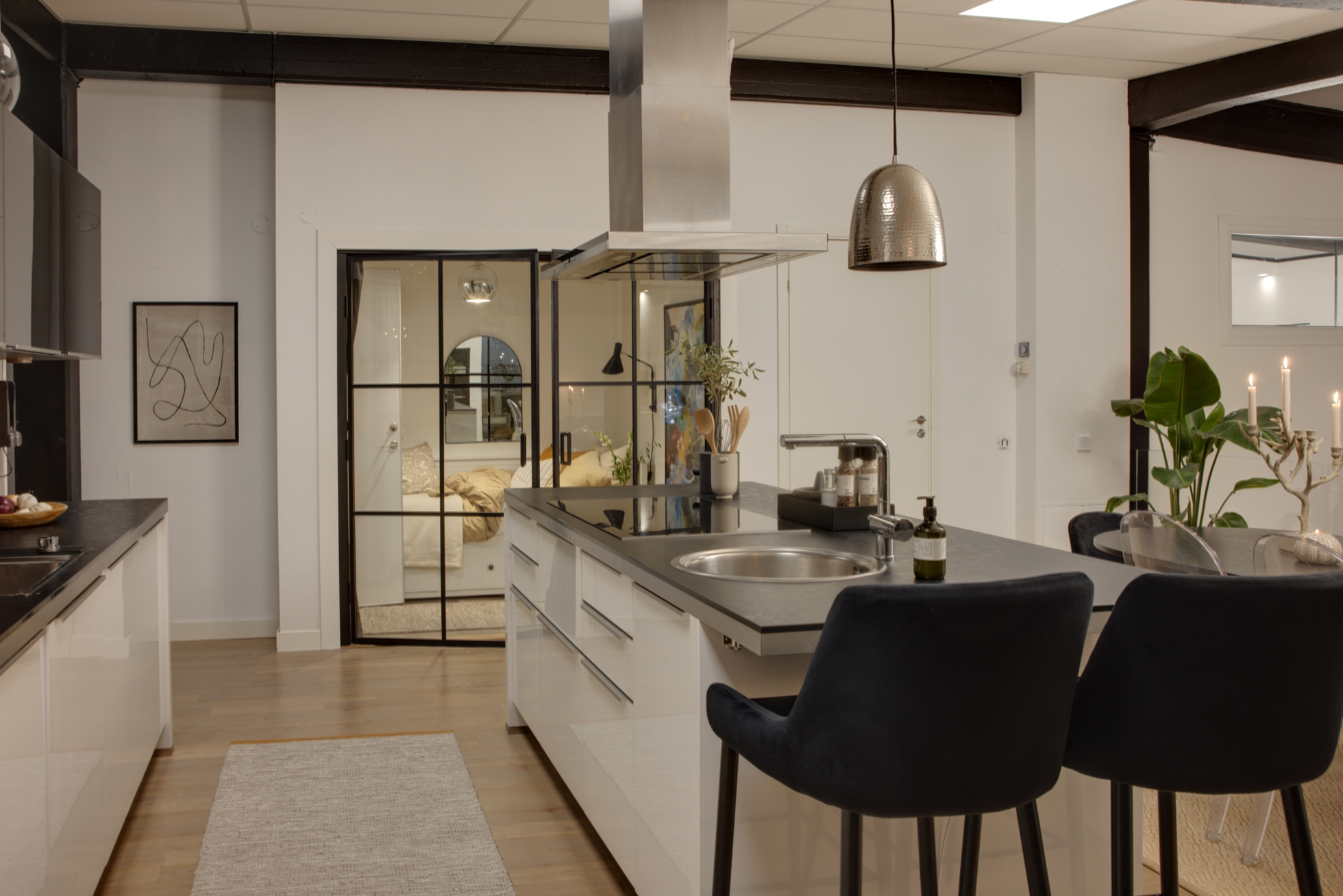 cuisine design blanche avec verrière