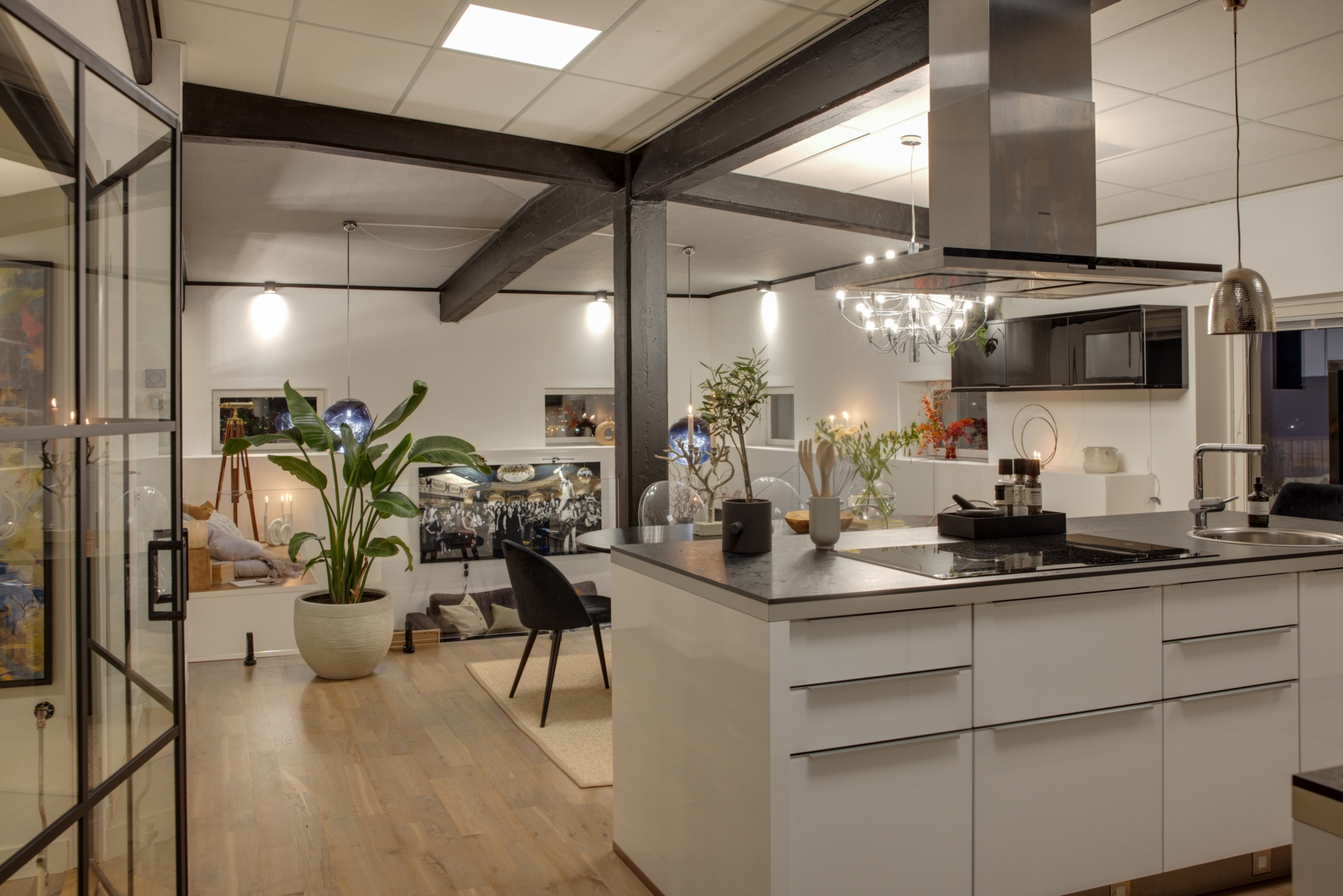 cuisine design blanche avec verrière