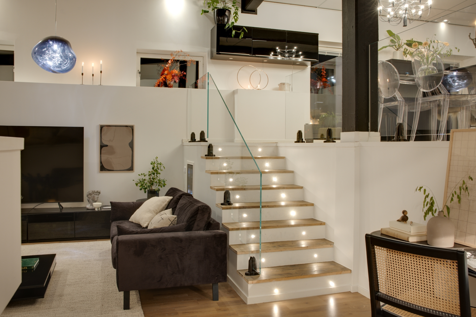 salon décoration scandinave avec mezzanine