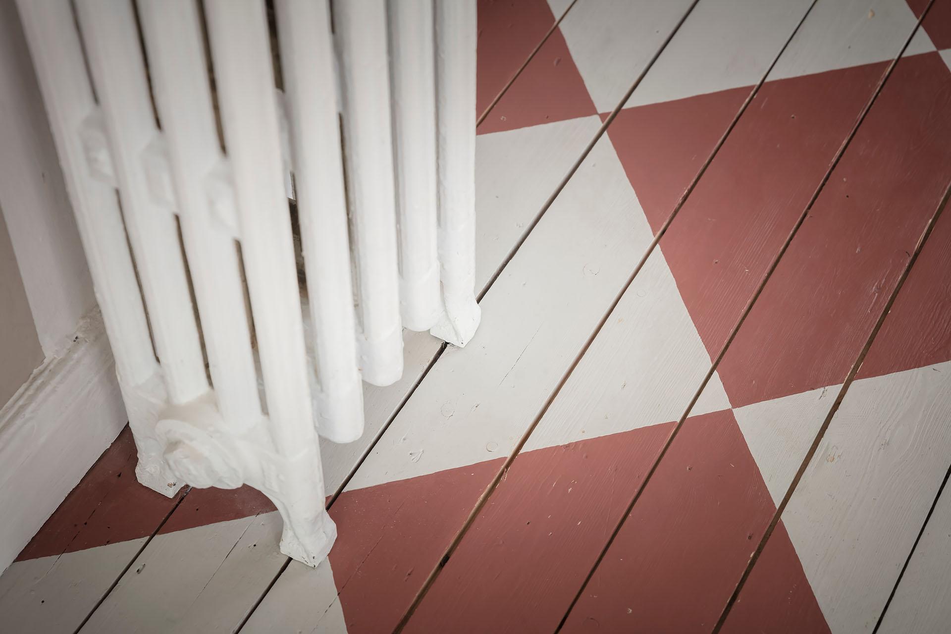 parquet peint à damier blanc et rouge parquet peint à damier blanc et rouge