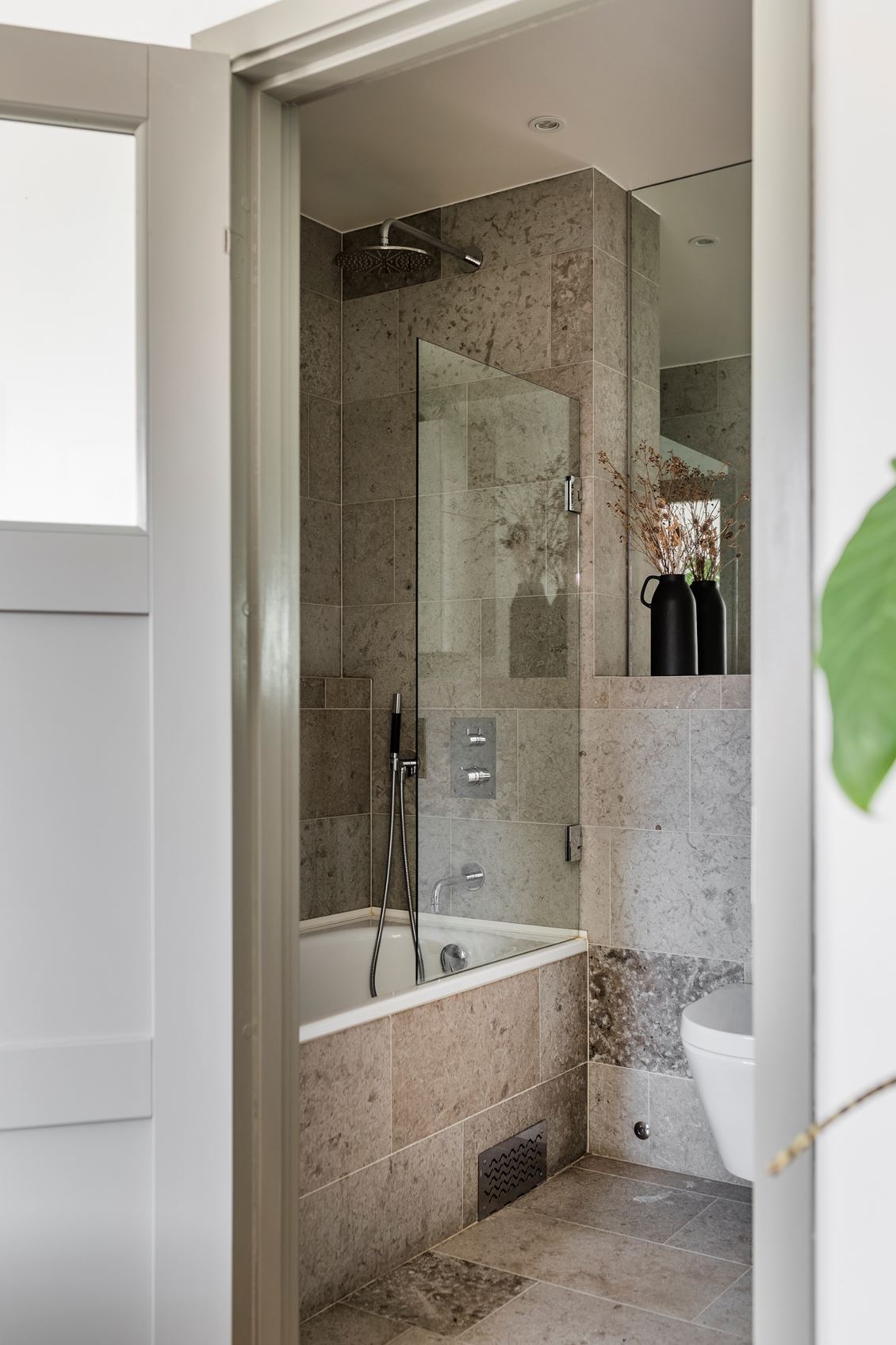 salle de bain grise décoration contemporaine