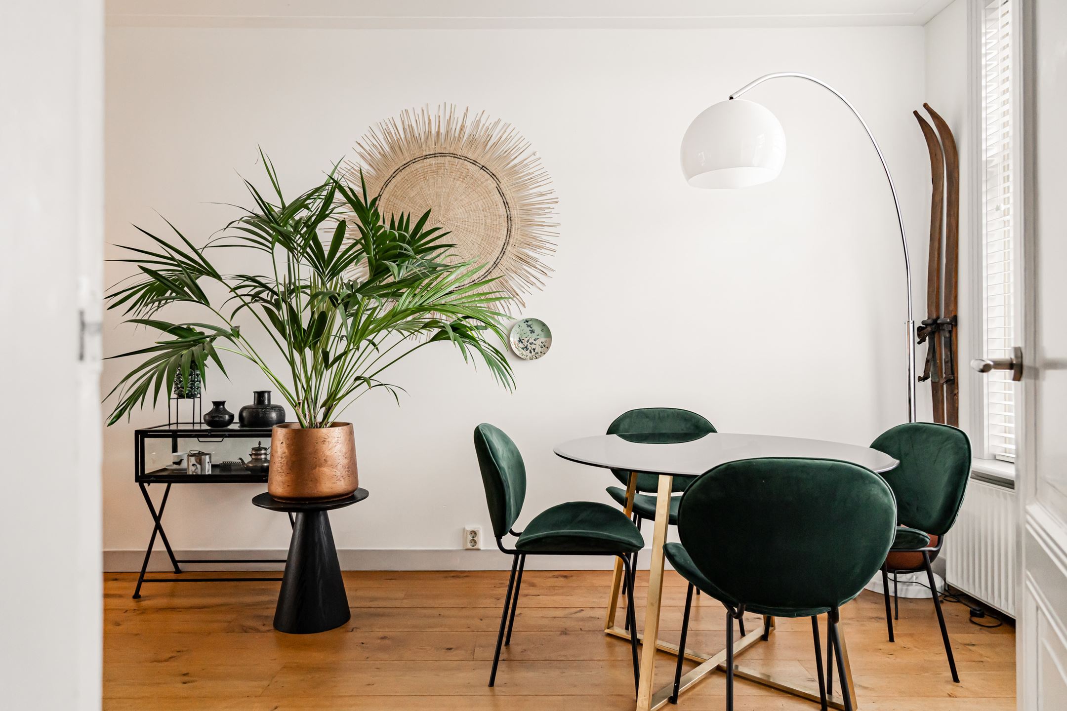 salle à manger avec chaises velours vert