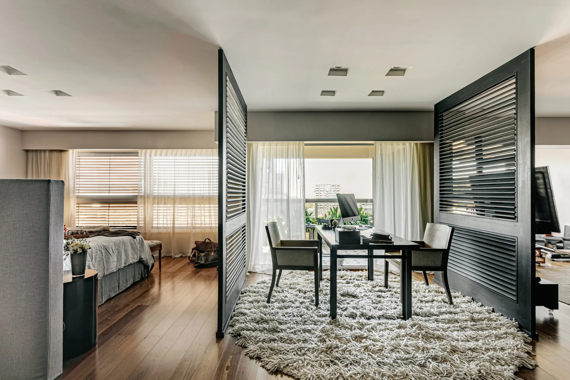 chambre avec espace bureau et claustras
