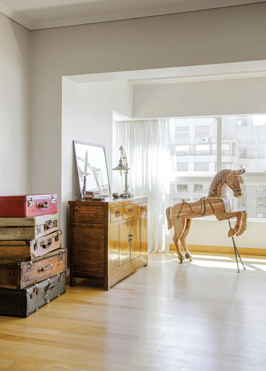 salon avec valises vintages