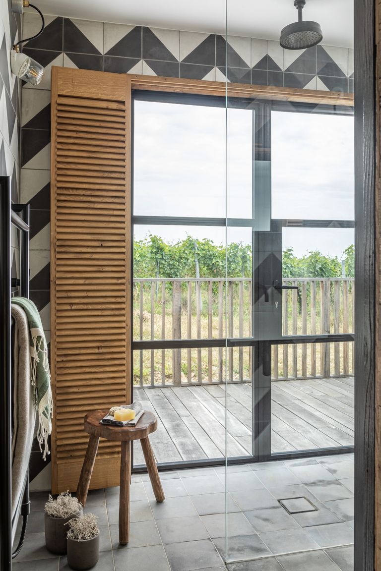 salle de bain avec porte fenêtre acier
