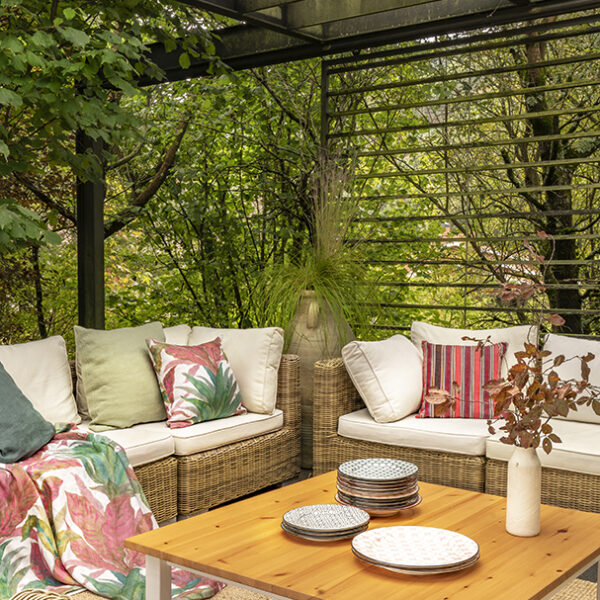 terrasse avec pergola acier décoration contemporaine