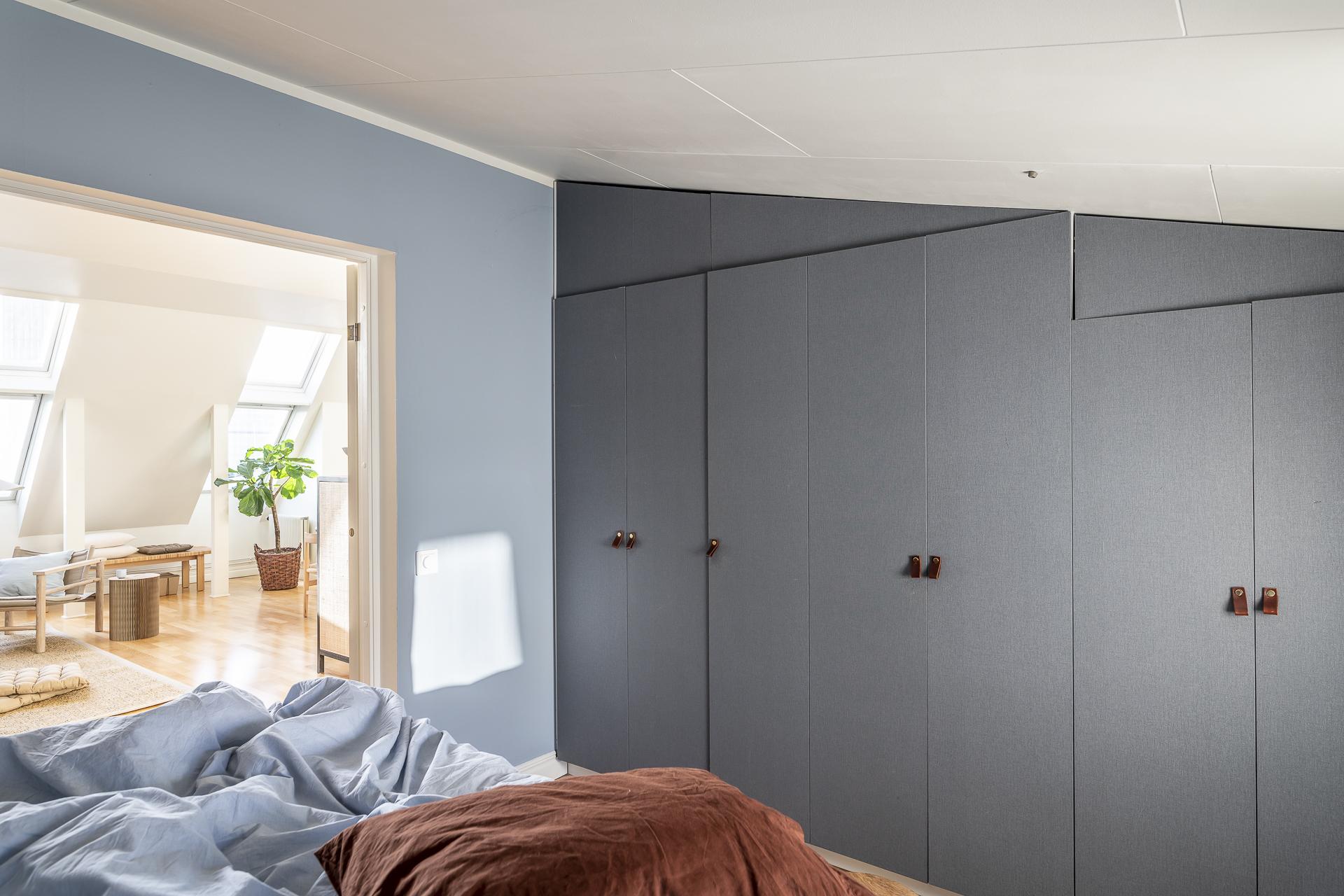 chambre bleue avec placards