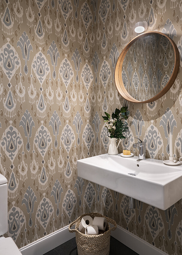 toilettes avec papier-peint