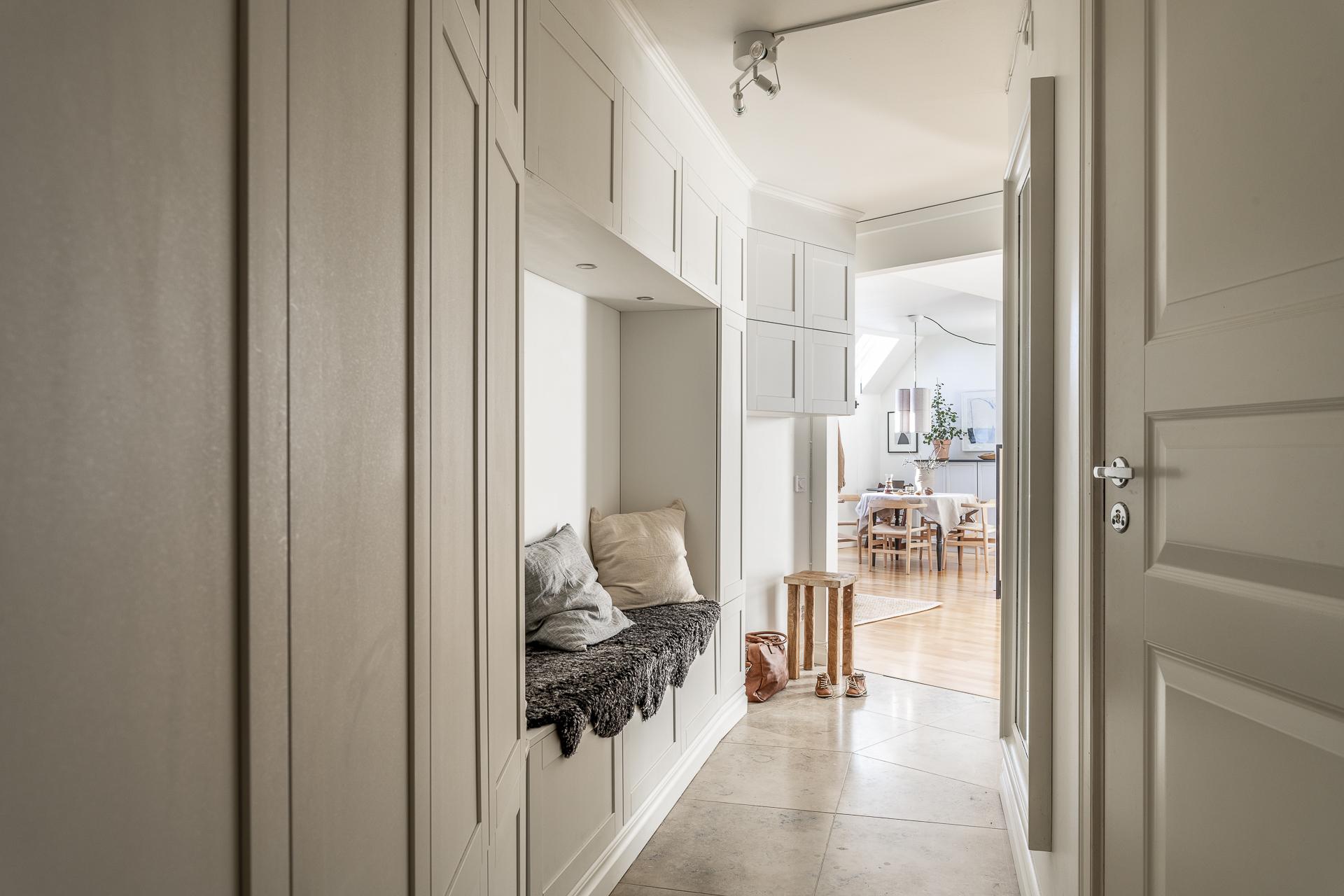 entrée avec placard appartement mansardé