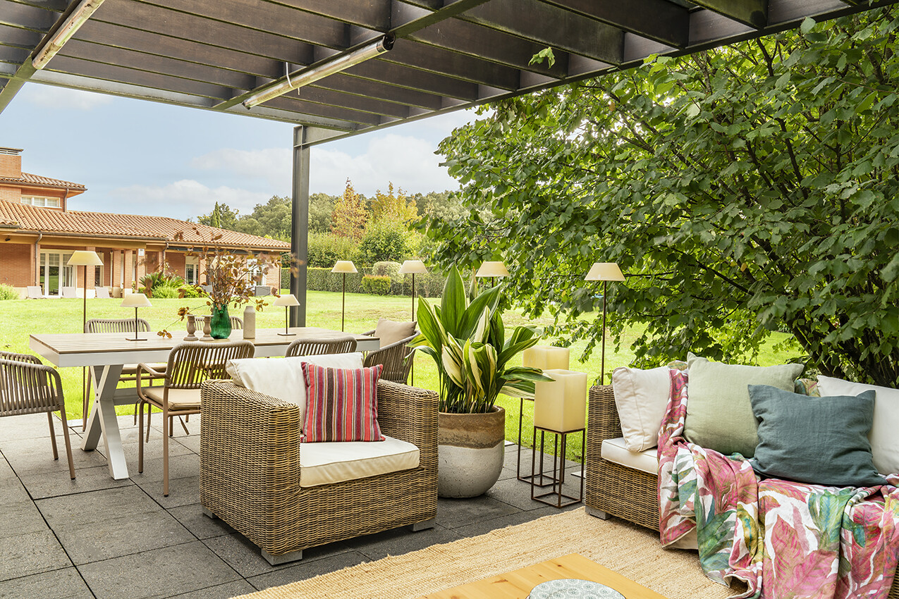 terrasse avec pergola acier décoration contemporaine